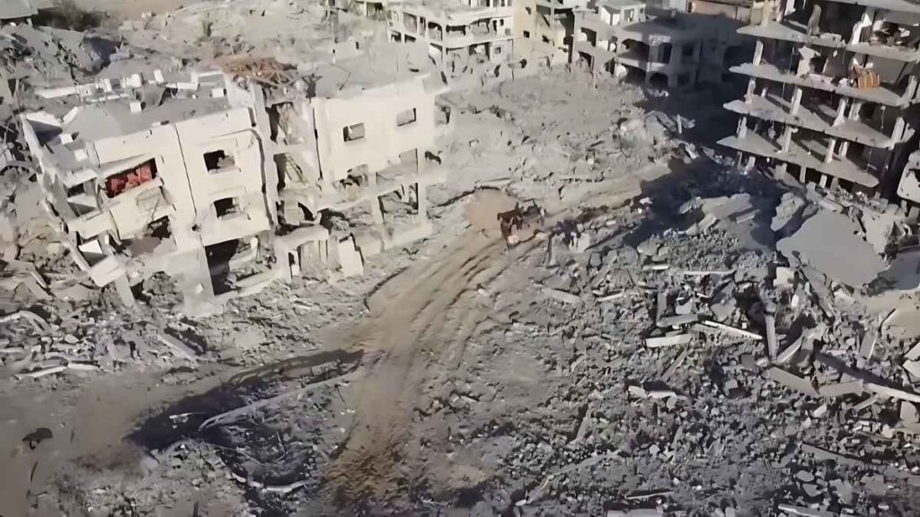 जले हुए घरों के खंडहर