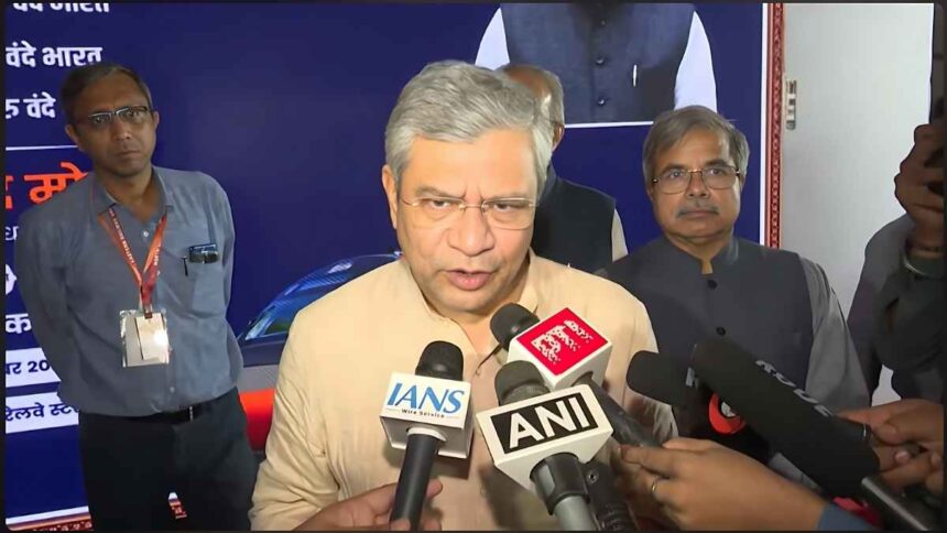 प्रधानमंत्री मोदी ने वाराणसी से चार नई वंदे भारत ट्रेनों का उद्घाटन किया