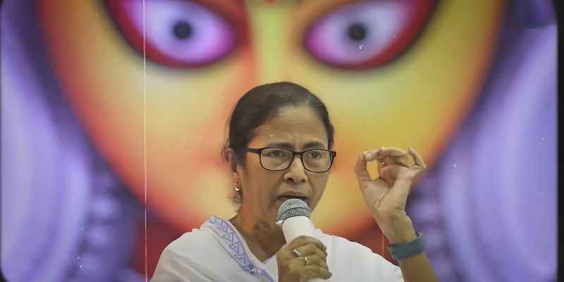 ममता बनर्जी की राजनीति, त्याग और अकेले जीवन की कहानी