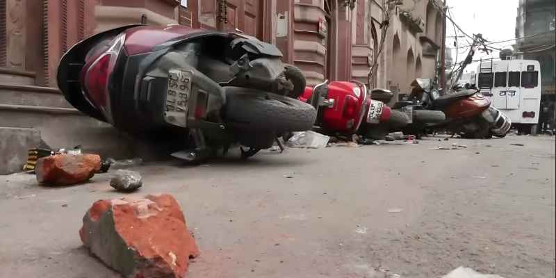 मस्जिद के पास बुलडोजर, पुलिस पर पथराव