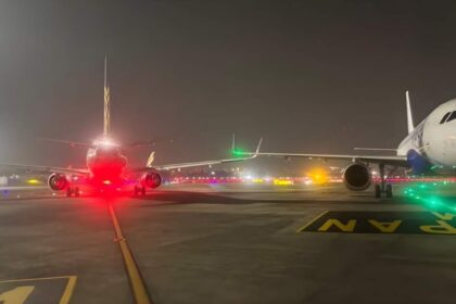 Mumbai airport पर दो पैसेंजर प्लेन ज़मीन पर टकरा गए