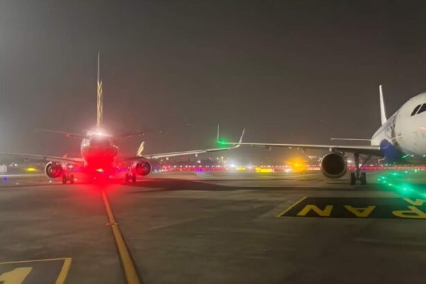 Mumbai airport पर दो पैसेंजर प्लेन ज़मीन पर टकरा गए