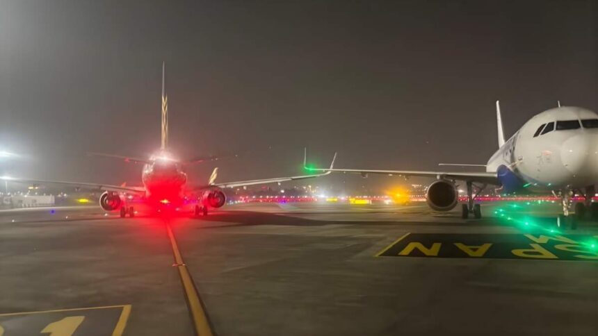 Mumbai airport पर दो पैसेंजर प्लेन ज़मीन पर टकरा गए