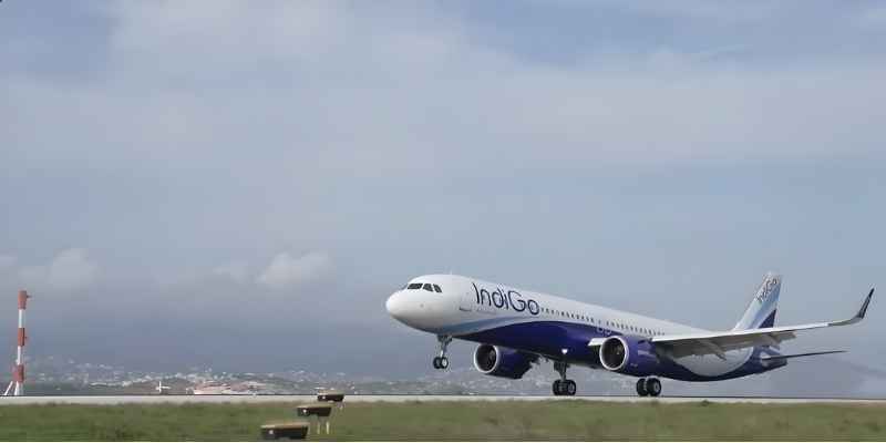 मुंबई एयरपोर्ट पर प्लेन टकराया